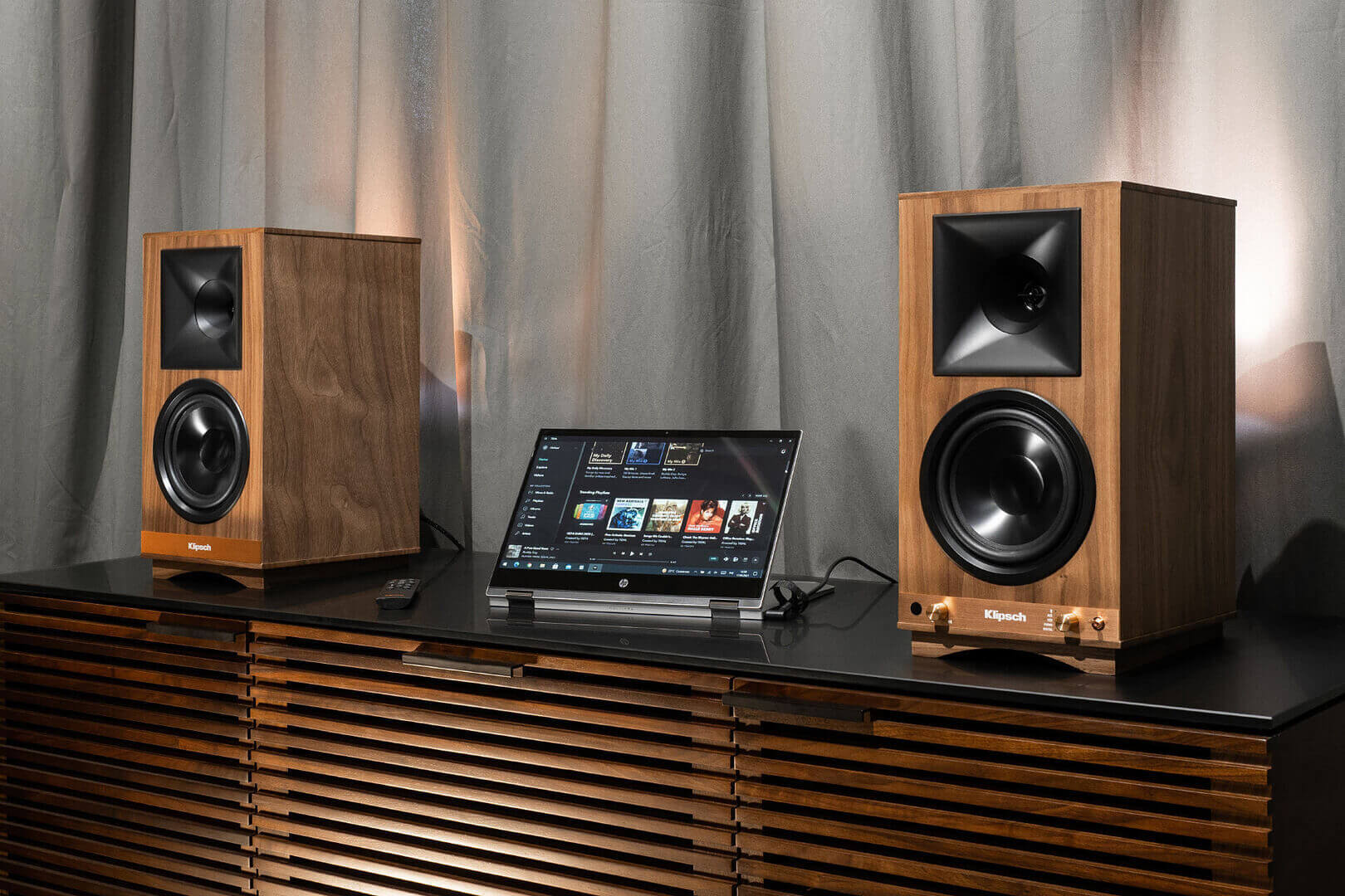 Полочные колонки Klipsch The Sixes - оригинальное сочетание ретро-дизайна и беспроводной технологии